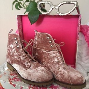 Pretty in pink small boot.